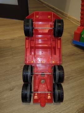 Duża śmieciarka z pojemnikami Wader