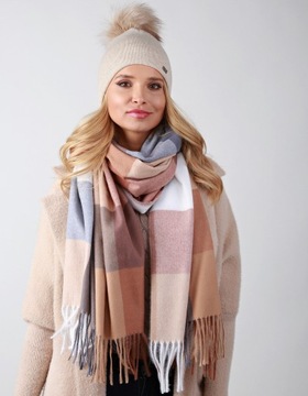 Beżowa Elegancka czapka z futrzanym pomponem A13