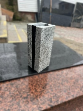 Wazon granitowy. Proste wazony granitowe, nowoczesne