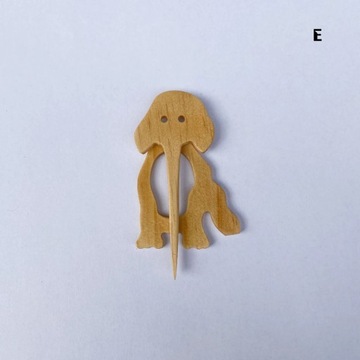 Брошь с деревянным значком в виде животного