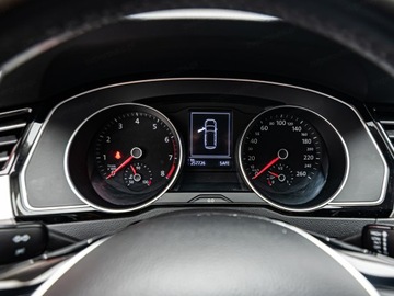 Volkswagen Passat B8 Variant 1.8 TSI BlueMotion Technology 180KM 2015 VOLKSWAGEN Passat 1.8 TSI Combi 180KM 2015, zdjęcie 13
