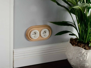 РОЗЕТКА ДЛЯ СКРЫТОГО МОНТАЖА КЕРАМИЧЕСКАЯ, БЕЛАЯ С РАМКОЙ 2GP03W