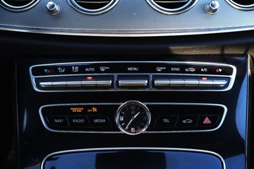 Mercedes Klasa E W213 Limuzyna 2.0 220d 194KM 2016 Mercedes-Benz Klasa E Panorama Skora HeadUp AMG InteriorExterior Tempo, zdjęcie 14