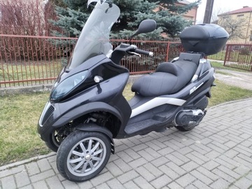 Oparcie kufra centralnego Piaggio.