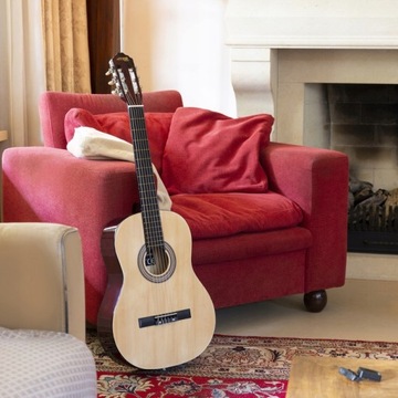 Набор классической гитары 4/4, тюнер, струны, ремень, чехол.