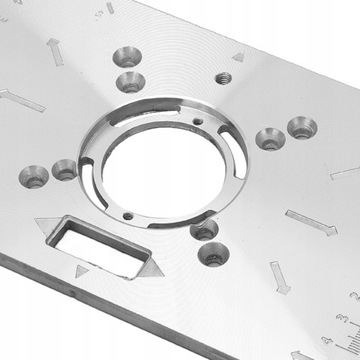 Алюминиевая пластина, вставленная в стол фрезерного станка для