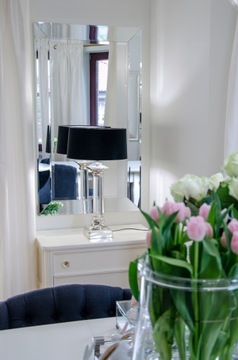 Зеркальная консоль с хромированной полкой