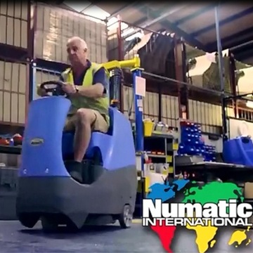 Автоматическая стиральная машина Numatic CRO8055G САМОХОДНАЯ ОЧИСТИТЕЛЬНАЯ МАШИНА, на аккумуляторе.