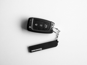 Уникальный брелок с логотипом Yanosik. Идеально подходит для XS/GTR.