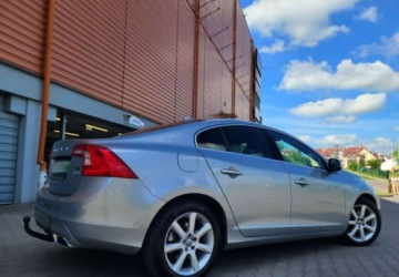 Volvo S60 II Sedan Facelifting 2.0 D4 DRIVE-E 190KM 2016 Volvo S60 D4 2.0D 190KM AUTOMAT XENON SKÓRA NAVI ALU STAN BDB, zdjęcie 4