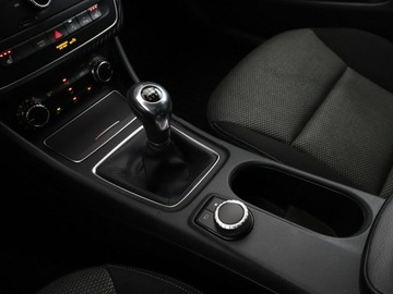 Mercedes GLA I Off-Roader Facelifting 1.6 180 122KM 2019 Mercedes GLA 180 navi klima grzane fotele czujniki, zdjęcie 27