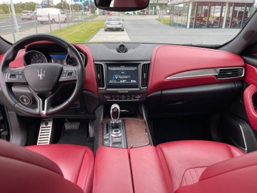 Maserati Levante 3.0 V6 GDI 350KM 2017 Maserati Levante 3.0 benz 349KM 2017r czarny- czerwone wnętrze Stan idealny, zdjęcie 14