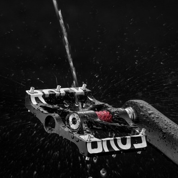 ЛЕГКИЕ ВЕЛОСИПЕДНЫЕ ПЕДАЛИ НА АЛЮМИНИЕВОЙ ПЛАТФОРМЕ с герметичными подшипниками.