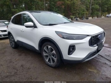 Ford Kuga III 2023 Ford Kuga 2023 r., 2,0L PLATINIUM 2.0 Benzyna 250KM, zdjęcie 2