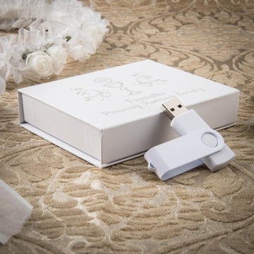 Флеш-накопитель Twister 64 ГБ USB 2.0 + белая коробка с магнитом + гравировка «Первое причастие»