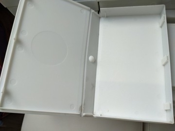 Видеокассета VHS в пластиковой упаковке белого цвета.