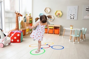 Игра-классики с разноцветными кружками, 10 кольцами и разъемами.