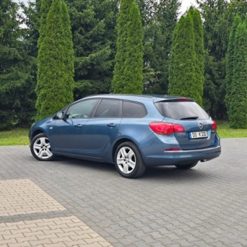 Opel Astra J Sports Tourer Facelifting 1.4 Twinport ECOTEC 100KM 2013 Opel Astra J 1.4 Benzyna 100KM Selection, zdjęcie 4