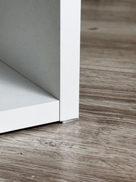 Узкая прикроватная стола с ящиком прикроватной таблицы с полкой, размеры: 20 x30 x55 см.