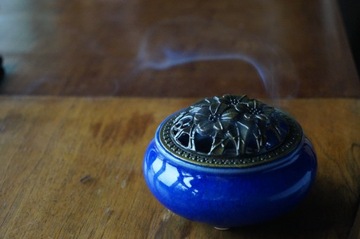 Керамическая курильница с ажурной зеленой крышкой + ручка