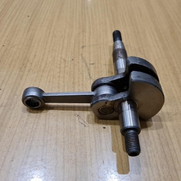 KOMATSU ZENOAH G22L WAŁ KORBOWY KORBOWÓD