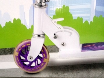 СВЕТОДИОДНЫЙ САМОКОТ ДЛЯ ДЕТСКОЙ ПЛОЩАДКИ, БЕЛЫЙ И ФИОЛЕТОВЫЙ