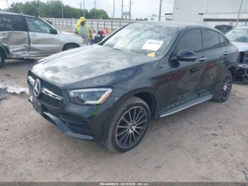 Mercedes GLC C253 2021 Mercedes-Benz GLC 2021 MERCEDES-BENZ GLC 300 4MATIC COUPE 2.0 Benzyna 255KM, zdjęcie 2