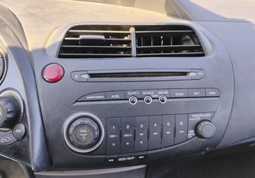 Honda Civic VIII Hatchback 3d 2.2 i-CTDi 140KM 2007 Honda Civic 2007r, 2.2 CDTI. Delikatnie przetarty prawy bok. Jezdzi. 2.2, zdjęcie 13