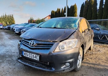 Toyota Auris I Hatchback 1.6 Valvematic 132KM 2010 Toyota Auris 2010r, 1.6Benzyna. Uszkodzony przod i lewy bok. 1.6 Benzyna, zdjęcie 2