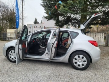 Opel Astra J Hatchback 5d 1.6 Twinport ECOTEC 115KM 2011 Opel Astra 1.6 115 KM 100% Przebieg 105 Tyś km, zdjęcie 36