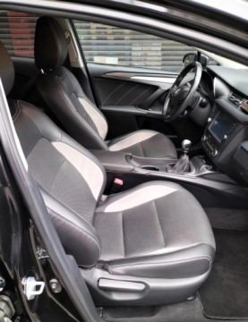 Toyota Avensis III Wagon Facelifting 2015 2.0 D-4D 143KM 2018 Toyota Avensis 2.0 D-4D Premium, zdjęcie 2