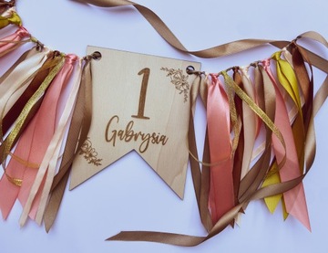 Вымпел с номером на стуле с именем, цветы