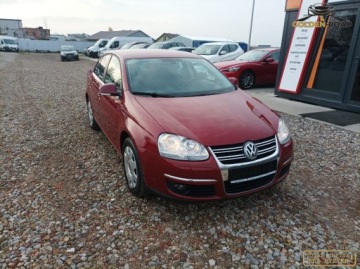 Volkswagen Jetta V 1.6 102KM 2009 Volkswagen Jetta 1,6 mpi 102KM klimatronik grz.fotele.UNITED oplacony 1.6, zdjęcie 2