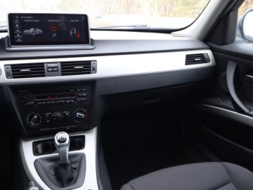BMW Seria 3 E90-91-92-93 Limuzyna E90 318i 143KM 2010 BMW 3 318 i, Klima, Parktronic,ALU, zdjęcie 7