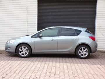 Opel Astra J Hatchback 5d 1.6 Twinport ECOTEC 115KM 2010 Opel Astra KLIMATYZACJA, zdjęcie 14