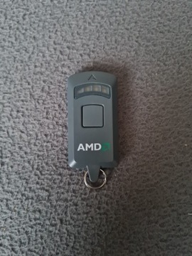 Brelok z guzikiem AMD
