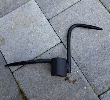 Скребок для очистки трещин в брусчатке