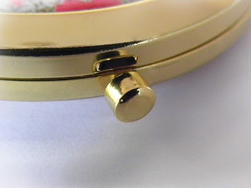 КРУГЛОЕ МЕТАЛЛИЧЕСКОЕ КАРМАННОЕ ЗЕРКАЛО С ЗАЖИМОМ