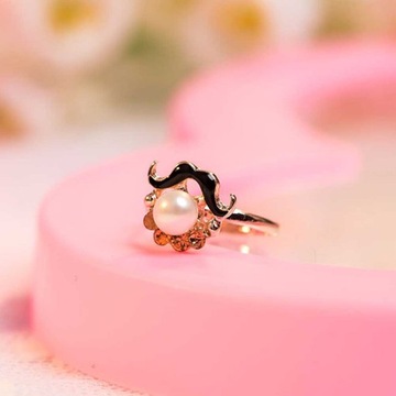 ДЕВУШКА ПРИДЕЛЫВАЛА УКРАШЕНИЯ КОЛЬЦА НА ПАЛЬЦАХ ДЕВУШКИ ИГРАЮТ