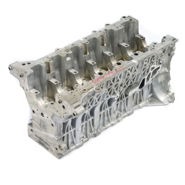 6-цилиндровый блок двигателя BMW на столе