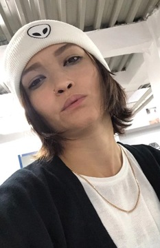 ШАПКА МОЛОДЕЖНАЯ ЗИМНЯЯ ЧУЖАЯ, ТЕПЛАЯ, БЕЛАЯ