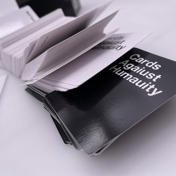 Cards Against Humanity — международное издание карточной игры на английском языке.