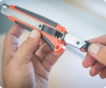 НОЖ ДЛЯ РЕЗКА ОБОЕВ СО СЛОМАННЫМ ЛЕЗВИЕМ 18 ММ УНИВЕРСАЛЬНЫЙ