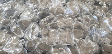 Стеклянная бутылка в форме сердца с пробкой.