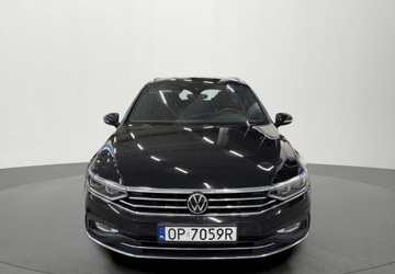 Volkswagen Passat B8 Variant Facelifting 2.0 TDI SCR 150KM 2022 Volkswagen Passat Unikatowe wyposazenie - Masaze - 4 kamery - LED Matrix -, zdjęcie 2
