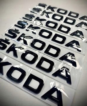 Эмблема с шаблоном, значком, логотипом и надписью SKODA сзади, черный глянцевый