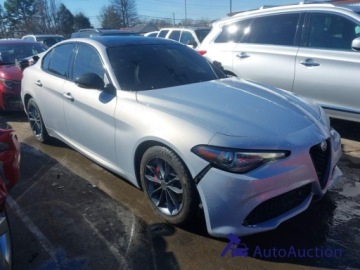 Alfa Romeo Giulia II Sedan Facelifting 2.0 Turbo 280KM 2021 Alfa Romeo Giulia 2021 ALFA ROMEO GIULIA TI SPORT RWD 2.0 Benzyna 280KM