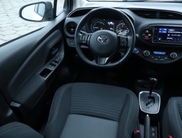 Toyota Yaris III Hatchback 5d Facelifting 2017 1.5 Hybrid 100KM 2020 Toyota Yaris 1.5 Hybrid, Automat, Klima, zdjęcie 6