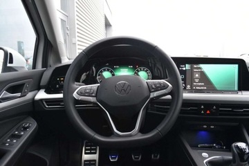 Volkswagen Golf VIII Variant 1.0 TSI 110KM 2023 Volkswagen Golf SalonPL 110KM Life Variant Pakiety Podgrzew.KierownicaFot, zdjęcie 11