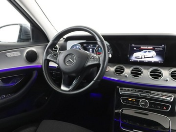 Mercedes Klasa E W213 Kombi 2.0 220d 194KM 2017 Mercedes E 220 Historia serwisowa ASO Automat Navi, zdjęcie 15